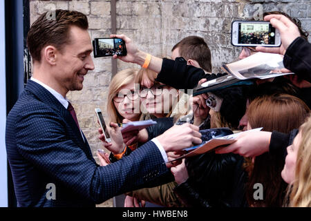 London, UK. 19. März 2017. Tom Hiddleston besucht die drei Empire Awards im The Roundhouse, London am 19.03.2017 statt. Im Bild: Tom Hiddleston nimmt Selfies mit den Fans. Picture by Credit: Julie Edwards/Alamy Live-Nachrichten Stockfoto