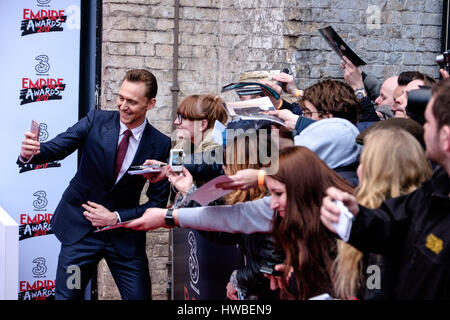 London, UK. 19. März 2017. Tom Hiddleston besucht die drei Empire Awards im The Roundhouse, London am 19.03.2017 statt. Im Bild: Tom Hiddleston nimmt Selfies mit den Fans. Picture by Credit: Julie Edwards/Alamy Live-Nachrichten Stockfoto