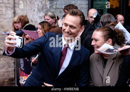 London, UK. 19. März 2017. Tom Hiddleston besucht die drei Empire Awards im The Roundhouse, London am 19.03.2017 statt. Im Bild: Tom Hiddleston nimmt Selfies mit den Fans. Picture by Credit: Julie Edwards/Alamy Live-Nachrichten Stockfoto