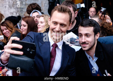 London, UK. 19. März 2017. Tom Hiddleston besucht die drei Empire Awards im The Roundhouse, London am 19.03.2017 statt. Im Bild: Tom Hiddleston nimmt Selfies mit den Fans. Picture by Credit: Julie Edwards/Alamy Live-Nachrichten Stockfoto