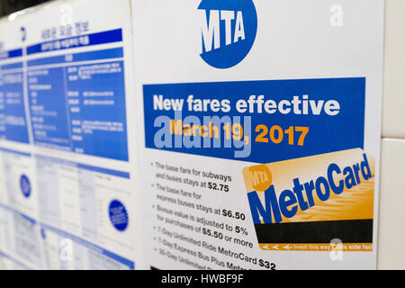 New York, USA. 19. März 2017. Foto aufgenommen am 19. März 2017 zeigt die neue MetroCard Tarif Anpassung Bekanntmachung an einer u-Bahn-Station in Manhattan, New York, die Vereinigten Staaten. Die neuesten MetroCard Fahrpreis Wanderung am Sonntag in Kraft getreten. Der Fahrpreis ist sechsmal seit 2009 finanzieren die mass Transit System gestiegen. Bildnachweis: Li Muzi/Xinhua/Alamy Live-Nachrichten Stockfoto