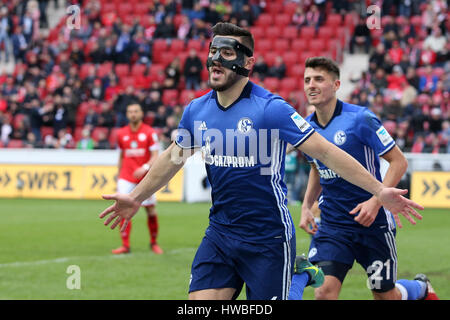 Mainz, Deutschland. 19. März 2017. Sead Kolasinac (vorne) vom FC Schalke 04 feiert nach seinem Tor in der Bundesliga-Partie zwischen 1. FSV Mainz 05 und FC Schalke 04 im Opel Arena in Mainz, Deutschland, am 19. März 2017. FC Schalke 04 gewann das Spiel mit 1: 0. Bildnachweis: Joachim Bywaletz/Xinhua/Alamy Live-Nachrichten Stockfoto