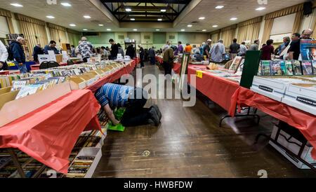 Glendale, Kalifornien, USA. 19. März 2017. Die 38. jährlichen Los Angeles Vintage Taschenbuch Sammler Show, die größte Messe ihrer Art in der Welt, verfügt über Masse-vermarktet Science Fiction, Mystery, Romantik, Hard-Boiled Detektiv und anderen Zellstoff-Taschenbücher, die beliebt waren die Mitte bis Ende des 20. Jahrhunderts. Bildnachweis: Brian Cahn/ZUMA Draht/Alamy Live-Nachrichten Stockfoto