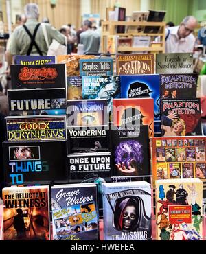 Glendale, Kalifornien, USA. 19. März 2017. Die 38. jährlichen Los Angeles Vintage Taschenbuch Sammler Show, die größte Messe ihrer Art in der Welt, verfügt über Masse-vermarktet Science Fiction, Mystery, Romantik, Hard-Boiled Detektiv und anderen Zellstoff-Taschenbücher, die beliebt waren die Mitte bis Ende des 20. Jahrhunderts. Bildnachweis: Brian Cahn/ZUMA Draht/Alamy Live-Nachrichten Stockfoto