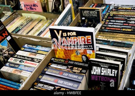 Glendale, Kalifornien, USA. 19. März 2017. Die 38. jährlichen Los Angeles Vintage Taschenbuch Sammler Show, die größte Messe ihrer Art in der Welt, verfügt über Masse-vermarktet Science Fiction, Mystery, Romantik, Hard-Boiled Detektiv und anderen Zellstoff-Taschenbücher, die beliebt waren die Mitte bis Ende des 20. Jahrhunderts. Bildnachweis: Brian Cahn/ZUMA Draht/Alamy Live-Nachrichten Stockfoto