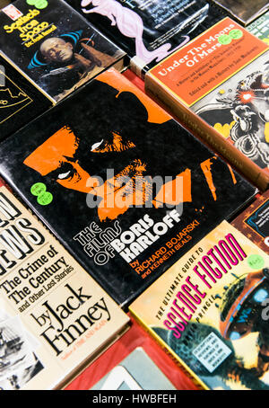 Glendale, Kalifornien, USA. 19. März 2017. Die 38. jährlichen Los Angeles Vintage Taschenbuch Sammler Show, die größte Messe ihrer Art in der Welt, verfügt über Masse-vermarktet Science Fiction, Mystery, Romantik, Hard-Boiled Detektiv und anderen Zellstoff-Taschenbücher, die beliebt waren die Mitte bis Ende des 20. Jahrhunderts. Bildnachweis: Brian Cahn/ZUMA Draht/Alamy Live-Nachrichten Stockfoto