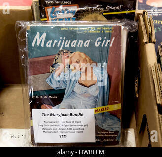 Glendale, Kalifornien, USA. 19. März 2017. Die 38. jährlichen Los Angeles Vintage Taschenbuch Sammler Show, die größte Messe ihrer Art in der Welt, verfügt über Masse-vermarktet Science Fiction, Mystery, Romantik, Hard-Boiled Detektiv und anderen Zellstoff-Taschenbücher, die beliebt waren die Mitte bis Ende des 20. Jahrhunderts. Bildnachweis: Brian Cahn/ZUMA Draht/Alamy Live-Nachrichten Stockfoto