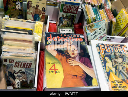 Glendale, Kalifornien, USA. 19. März 2017. Die 38. jährlichen Los Angeles Vintage Taschenbuch Sammler Show, die größte Messe ihrer Art in der Welt, verfügt über Masse-vermarktet Science Fiction, Mystery, Romantik, Hard-Boiled Detektiv und anderen Zellstoff-Taschenbücher, die beliebt waren die Mitte bis Ende des 20. Jahrhunderts. Bildnachweis: Brian Cahn/ZUMA Draht/Alamy Live-Nachrichten Stockfoto