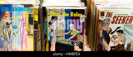 Glendale, Kalifornien, USA. 19. März 2017. Die 38. jährlichen Los Angeles Vintage Taschenbuch Sammler Show, die größte Messe ihrer Art in der Welt, verfügt über Masse-vermarktet Science Fiction, Mystery, Romantik, Hard-Boiled Detektiv und anderen Zellstoff-Taschenbücher, die beliebt waren die Mitte bis Ende des 20. Jahrhunderts. Bildnachweis: Brian Cahn/ZUMA Draht/Alamy Live-Nachrichten Stockfoto