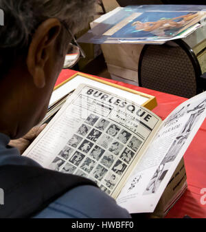 Glendale, Kalifornien, USA. 19. März 2017. Die 38. jährlichen Los Angeles Vintage Taschenbuch Sammler Show, die größte Messe ihrer Art in der Welt, verfügt über Masse-vermarktet Science Fiction, Mystery, Romantik, Hard-Boiled Detektiv und anderen Zellstoff-Taschenbücher, die beliebt waren die Mitte bis Ende des 20. Jahrhunderts. Bildnachweis: Brian Cahn/ZUMA Draht/Alamy Live-Nachrichten Stockfoto