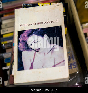 Glendale, Kalifornien, USA. 19. März 2017. Die 38. jährlichen Los Angeles Vintage Taschenbuch Sammler Show, die größte Messe ihrer Art in der Welt, verfügt über Masse-vermarktet Science Fiction, Mystery, Romantik, Hard-Boiled Detektiv und anderen Zellstoff-Taschenbücher, die beliebt waren die Mitte bis Ende des 20. Jahrhunderts. Bildnachweis: Brian Cahn/ZUMA Draht/Alamy Live-Nachrichten Stockfoto