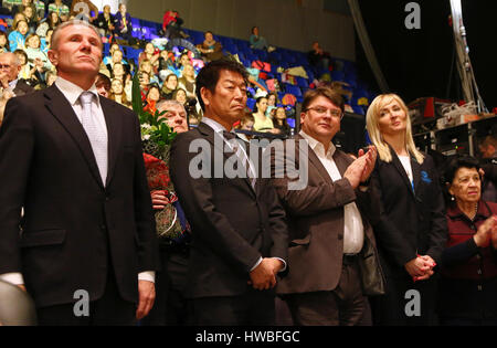 Kiew, Ukraine. 19. März 2017. Gäste der rhythmischen Gymnastik-Grand-Prix "Deriugina Cup". Von L, R: Präsident des nationalen Olympischen Komitees der Ukraine Serhij Bubka, Präsident der International Federation of Gymnastics (Bild) Morinari Watanabe (Japan) und Minister für Jugend und Sport der Ukraine Ihor Schdanow. Sportpalast in Kiew, Ukraine. Bildnachweis: Oleksandr Prykhodko/Alamy Live-Nachrichten Stockfoto