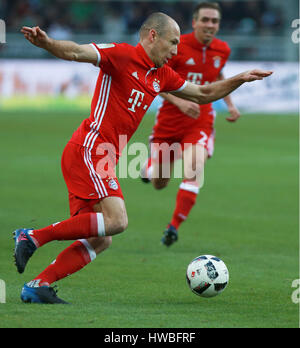 Mönchengladbach, Deutschland. 19. März 2017. Bayerns Arjen Robben (vorne) steuert den Ball in der deutschen Bundesliga-Fußballspiel zwischen Borussia Moenchengladbach und Bayern München im Borussia-Park-Stadion in Mönchengladbach, 19. März 2017. Bayern München gewann 1: 0. Bildnachweis: Luo Huanhuan/Xinhua/Alamy Live-Nachrichten Stockfoto