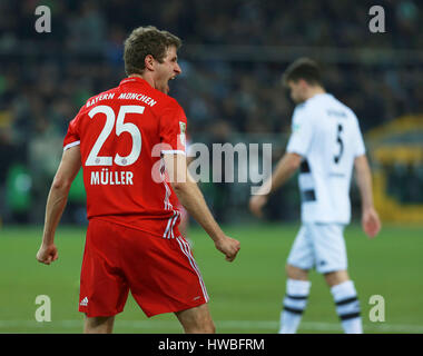 Mönchengladbach, Deutschland. 19. März 2017. Bayern Thomas Müller (L) feiert scoring während der deutschen Bundesliga-Fußballspiel zwischen Borussia Moenchengladbach und Bayern München im Borussia-Park-Stadion in Mönchengladbach, 19. März 2017. Bayern München gewann 1: 0. Bildnachweis: Luo Huanhuan/Xinhua/Alamy Live-Nachrichten Stockfoto