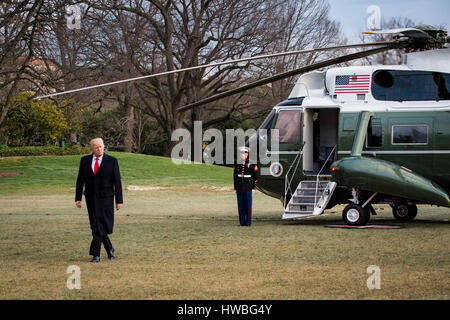 Washington, USA. 19. März 2017. US-Präsident Donald Trump geht zur Residenz nach dem Aussteigen aus Marine One auf dem South Lawn des weißen Hauses in Washington, District Of Columbia, Vereinigte Staaten, auf Sonntag, 19. März 2017. Präsident Trump kehrt zurück von einem Wochenende in seinem Mar-a-Lago Resort in Palm Beach, Florida-Credit: MediaPunch Inc/Alamy Live News Stockfoto