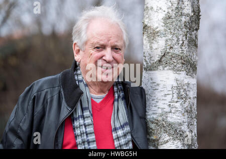 Ergolding, Deutschland. 13. März 2017. Der Olympiasieger von 1960 und ehemaliger Weltrekordhalter über 100m Armin Hary in Ergolding, Deutschland, 13. März 2017. Armin Hary, die einmal als den "blonder Blitz" Furore (lt. "blonde Blitz"), feiert seinen 80. Geburtstag. Foto: Sven Hoppe/Dpa/Alamy Live News Stockfoto