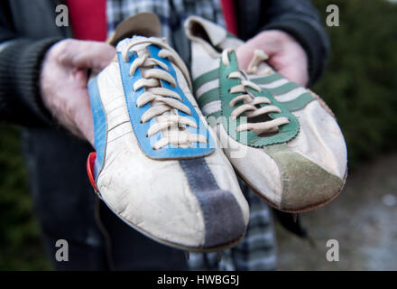 Ergolding, Deutschland. 13. März 2017. Der Olympiasieger von 1960 und der ehemalige Welt-Rekordhalter über 100m auf seine Spitzen Armin Hary zeigt, die er bei den Olympischen Spielen 1960 in Rom in Ergolding, Deutschland, 13. März 2017 trug. Armin Hary, die einmal als den "blonder Blitz" Furore (lt. "blonde Blitz"), feiert seinen 80. Geburtstag. Foto: Sven Hoppe/Dpa/Alamy Live News Stockfoto