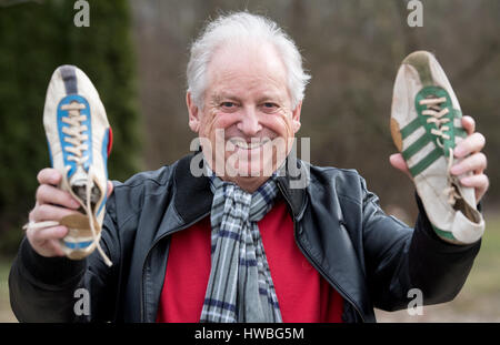 Ergolding, Deutschland. 13. März 2017. Der Olympiasieger von 1960 und der ehemalige Welt-Rekordhalter über 100m auf seine Spitzen Armin Hary zeigt, die er bei den Olympischen Spielen 1960 in Rom in Ergolding, Deutschland, 13. März 2017 trug. Armin Hary, die einmal als den "blonder Blitz" Furore (lt. "blonde Blitz"), feiert seinen 80. Geburtstag. Foto: Sven Hoppe/Dpa/Alamy Live News Stockfoto