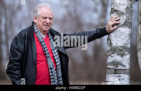 Ergolding, Deutschland. 13. März 2017. Der Olympiasieger von 1960 und ehemaliger Weltrekordhalter über 100m, Armin Hary in Ergolding, Deutschland, 13. März 2017. Armin Hary, die einmal als den "blonder Blitz" Furore (lt. "blonde Blitz"), feiert seinen 80. Geburtstag. Foto: Sven Hoppe/Dpa/Alamy Live News Stockfoto