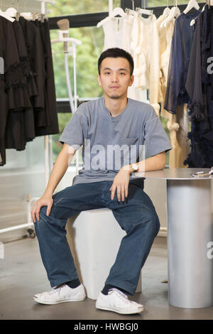 Shanghai, Shanghai, China. 19. Oktober 2016. Junge Mode-Designer Xu Zhi Rohr im Showroom in Shanghai Fashion Week. Bildnachweis: Dave Tacon/ZUMA Draht/Alamy Live-Nachrichten Stockfoto