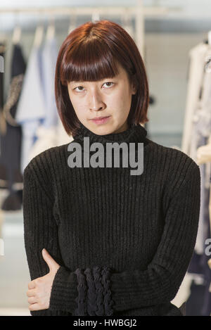 Shanghai, Shanghai, China. 19. Oktober 2016. Junge chinesische Designer Xiao Li Rohr im Showroom in Shanghai Fashion Week. Bildnachweis: Dave Tacon/ZUMA Draht/Alamy Live-Nachrichten Stockfoto