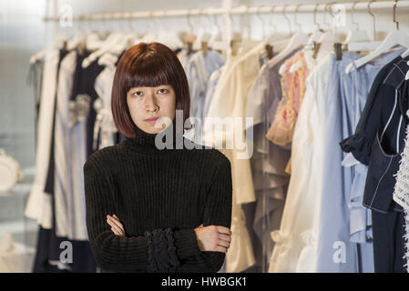 Shanghai, Shanghai, China. 19. Oktober 2016. Junge chinesische Designer Xiao Li Rohr im Showroom in Shanghai Fashion Week. Bildnachweis: Dave Tacon/ZUMA Draht/Alamy Live-Nachrichten Stockfoto