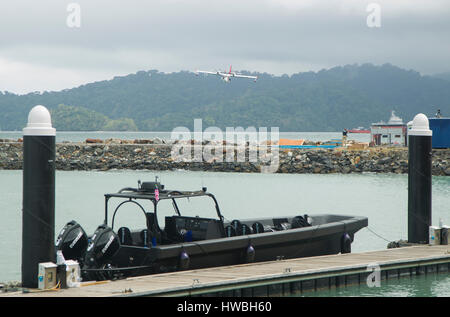 Langkawi, Malaysia. 20. März 2017. Bombardier-Flugzeuge nähert sich einen nachgebauten Terroranschlag in Verbindung mit LIMA Expo Credit: Chung Jin Mac/Alamy Live News Stockfoto