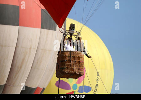 Teotihuacan, Mexiko. 19. März 2017. Menschen reisen an Bord eines Heißluftballons während der nationalen Tagung des Heißluftballons in Teotihuacan, Estado de México, Mexiko, am 19. März 2017. Bildnachweis: Xinhua/Alamy Live-Nachrichten Stockfoto