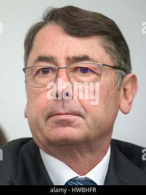 München, Deutschland. 20. März 2017. Ehemaliger Chef der HRE Bank Georg Funke sitzt ich an seiner Stelle auf die Beklagte Bank in das Landgericht in München. Die Staatsanwaltschaft wirft Funke der Finanzergebnisse für Bank Hypo Real Estate während dem Finanzcrash 2008/9 gefälscht zu haben. Foto: Peter Kneffel/Dpa/Alamy Live News Stockfoto