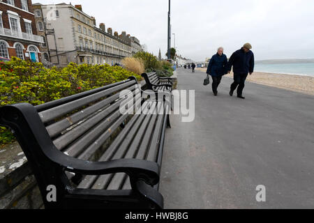 Weymouth, Dorset, UK. 20. März 2017. Großbritannien Wetter. Fußgänger auf der Esplanade an einem kalten, bewölkten und luftigen Tag in das Seebad Weymouth in Dorset. Bildnachweis: Graham Hunt/Alamy Live-Nachrichten Stockfoto