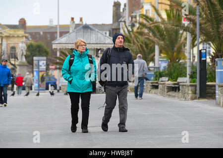 Weymouth, Dorset, UK. 20. März 2017. Großbritannien Wetter. Wanderer auf der Esplanade an einem kalten, bewölkten und luftigen Tag in das Seebad Weymouth in Dorset. Bildnachweis: Graham Hunt/Alamy Live-Nachrichten Stockfoto