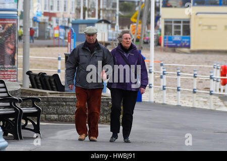 Weymouth, Dorset, UK. 20. März 2017. Großbritannien Wetter. Wanderer auf der Esplanade an einem kalten, bewölkten und luftigen Tag in das Seebad Weymouth in Dorset. Bildnachweis: Graham Hunt/Alamy Live-Nachrichten Stockfoto