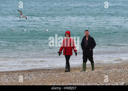 Weymouth, Dorset, UK. 20. März 2017. Großbritannien Wetter. Spaziergänger am Strand an einem kalten, bewölkten und luftigen Tag in das Seebad Weymouth in Dorset. Bildnachweis: Graham Hunt/Alamy Live-Nachrichten Stockfoto