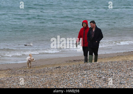 Weymouth, Dorset, UK. 20. März 2017. Großbritannien Wetter. Spaziergänger am Strand an einem kalten, bewölkten und luftigen Tag in das Seebad Weymouth in Dorset. Bildnachweis: Graham Hunt/Alamy Live-Nachrichten Stockfoto