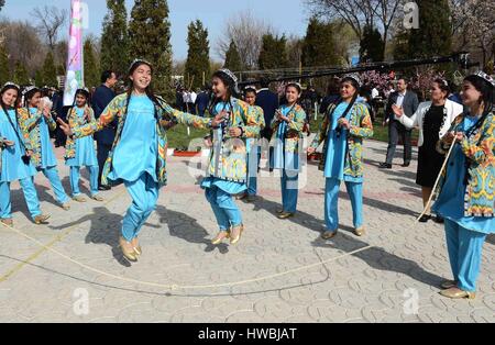 Taschkent, Usbekistan. 20. März 2017. Usbekische Mädchen gekleidet in traditionellen Kostümen feiern jährlich Nowruz in Taschkent, Usbekistan, 20. März 2017. Bildnachweis: Sadat/Xinhua/Alamy Live-Nachrichten Stockfoto