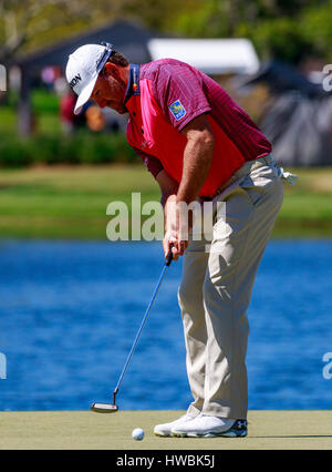 19. März 2017 - Orlando, Florida, putts USA-Graeme McDowell von Nordirland auf dem 11. Loch während der Endrunde der Arnold Palmer Invitational. Del Mecum/CSM Stockfoto