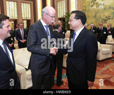 Peking, China. 20. März 2017. Der chinesische Ministerpräsident Li Keqiang (R, vorne) schüttelt Hände mit Dieter Zetsche, Vorstandsvorsitzender der Daimler AG und Leiter Mercedes-Benz Cars, bei Treffen mit ausländischen Vertretern der China Development Forum (CDF) 2017 in Peking, Hauptstadt von China, 20. März 2017. Bildnachweis: Pang Xinglei/Xinhua/Alamy Live-Nachrichten Stockfoto