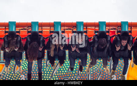 Merrion Square, Dublin, Irland. 19. März 2017. Einige Jugendliche Reiten eines der Karneval Fahrten während St Patricks. Bildnachweis: Victor Vega/Alamy Life News Stockfoto