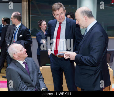 Brüssel, Belgien. 20. März 2017. Deutsche Finance Minister Wolfgang Schäuble (L) ist im Gespräch mit der Belgian Finance Minister Johan Van Overtveldt (C) und der EU-Wirtschaft und Finanzen, Steuern und Customs Commissioner Pierre Moscovici (R) vor einer Eurogruppe treffen in das Europa-Gebäude, Sitz der EU-Rat. Bildnachweis: Dpa picture Alliance/Alamy Live News Stockfoto