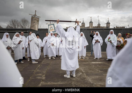 London, UK. 20. März 2017. Druiden feiern Frühling Frühlings-Tagundnachtgleiche am Tower Hill © Guy Corbishley/Alamy Live-Nachrichten Stockfoto