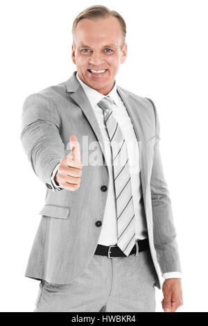 Ausgereifte Business-Mann zeigt Daumen oben Geste, isoliert auf weißem Hintergrund Stockfoto