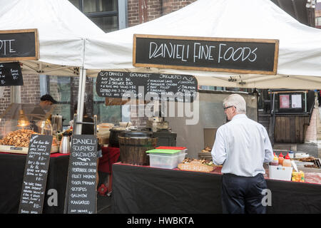 Marktstände auf dem berühmten Felsen-Markt in der Argyle Street, The Rocks, Sydney, Australien Stockfoto