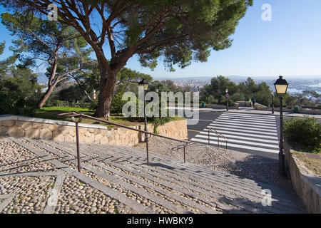 PALMA DE MALLORCA, Spanien - 10. März 2017: Blick auf die Stadt und Treppen mit Fußgängerüberweg vom Schloss Bellver auf 10. März 2017 in Mallorca, Spanien. Stockfoto