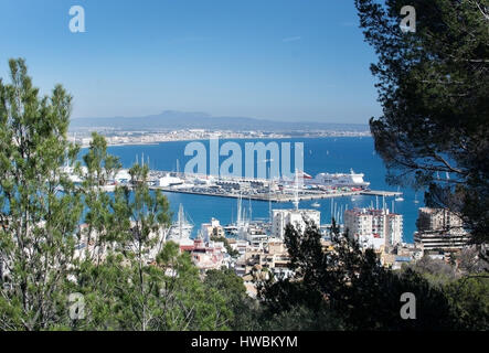 PALMA DE MALLORCA, Spanien - 18. März 2017: Palma Ansicht mit Trasmediterranea Fähre an einem sonnigen Tag am 18. März 2017 in Palma, Mallorca, Spanien. Stockfoto