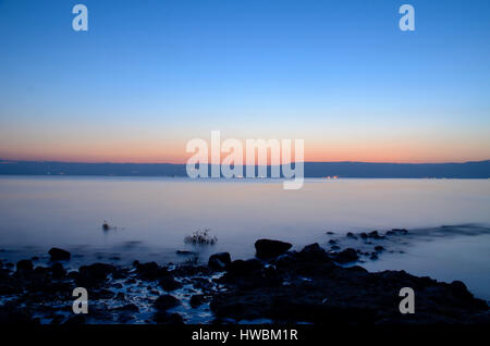 Nebligen Morgendämmerung am See von Galiläa, Israel Stockfoto