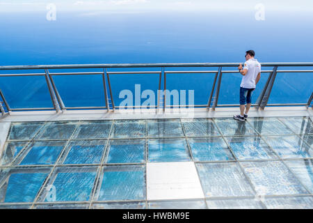 Der Panorama-Terrasse (mit Glasboden) an der Spitze der Klippe Cabo Girao, Câmara de Lobos, Madeira, Portugal. Stockfoto