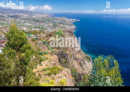 Der Panorama-Terrasse (mit Glasboden) an der Spitze der Klippe Cabo Girao, Câmara de Lobos, Madeira, Portugal. Stockfoto