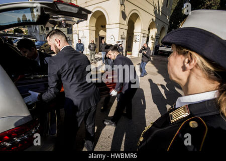 Die Beerdigung von chinesischen Studenten Zhang Yao im Tor Sapienza, Rom, Italien. Der chinesische Student wurde von einem Zug getroffen, während der Verfolgung Straßenräuber. Der Körper des fehlenden 21 Jahre alte chinesische Kunst Studenten von Hohhot, Zhang Yao, fand auf 9. Dezember 2016 in einen Graben, wo es anscheinend gelandet, nachdem er mit dem Zug geschlagen. Das Zugpersonal wussten die des Unfalls. Ihr Körper wurde gefunden in einem Gebüsch neben der Bahnlinie, die neben läuft der über Salvati Reisenden Camp.  Mitwirkende: Atmosphäre wo: Rom, Italien: 15. Februar 2017 Credit: IPA/WENN.com ** nur verfügbar für die Veröffentlichung im Stockfoto