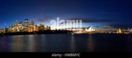 Sydney Opera House und Harbour Bridge in der Dämmerung, Sydney, Australien Stockfoto