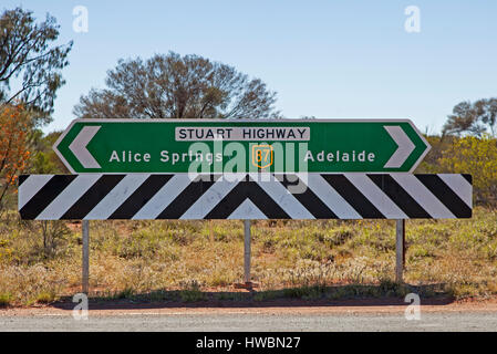 Wegweiser an der Lasseter Highway und Stuart Highway überqueren, Northern Territory, Australien Stockfoto